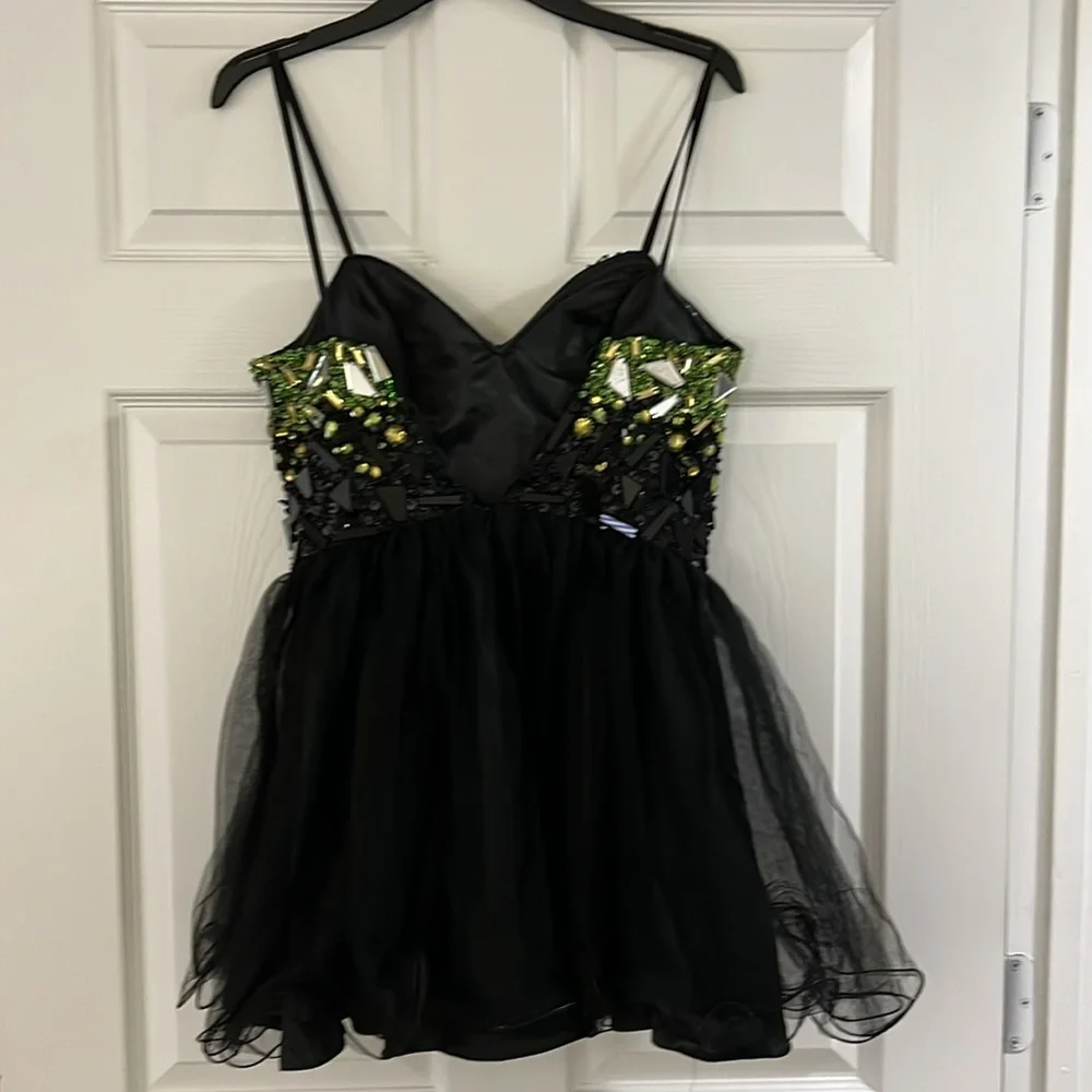 Short Black and Green Prom Dress with Elegant Design M - Picture 7 of 11